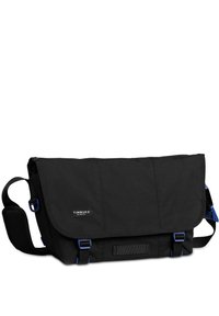 Borsa a tracolla nera con chiusura a pattina, realizzata in tessuto resistente. Presenta dettagli in hardware blu, una tracolla regolabile e un pannello texturizzato.
