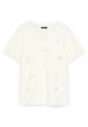 Biały T-shirt z krótkim rękawem i dekoltem w serek, z małym, subtelnym kwiatowym haftem rozmieszczonym na przodzie.