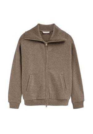 Chaqueta de forro polar marrón con cremallera, dos bolsillos delanteros y puños y bajo acanalados, mostrada sobre un fondo blanco.