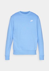 Sudadera azul clara hecha de tela suave, con cuello redondo y puños acanalados. Logo de Nike en blanco en el lado izquierdo del pecho.