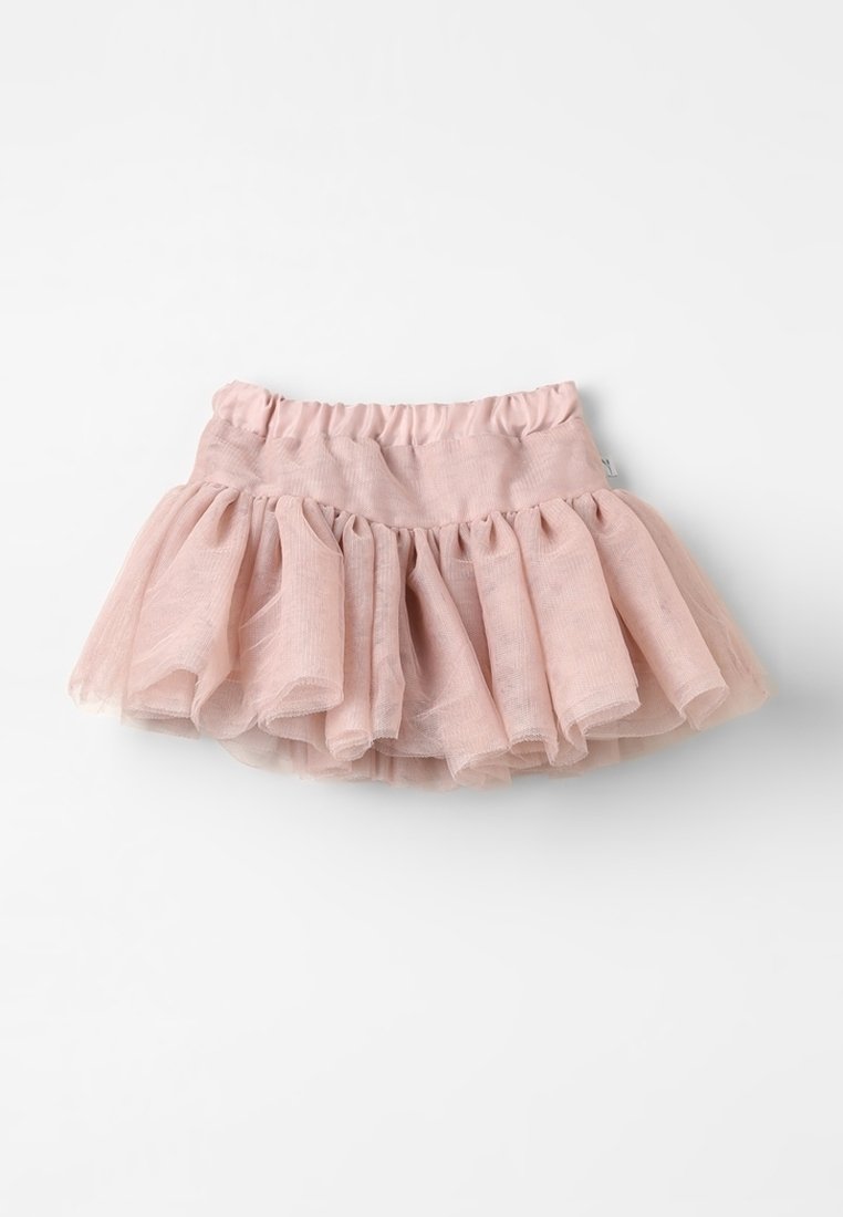 Jupe en tulle rose avec ceinture élastique, comportant plusieurs couches froncées créant un look doux et volumineux.