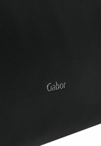 Schwarze Lederhandtasche mit strukturierter Oberfläche und prominentem metallic "Gabor"-Logo. Schlichtes Design ohne zusätzliche Beschläge oder Akzente.