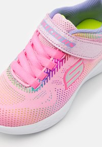 Skechers Performance GO RUN 600 SHIMMER SPEEDER UNISEX - Hardloopschoenen voor op de weg - light pink/multicolor