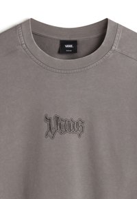 Šedá bavlněná mikina s kulatým výstřihem a jemně vyšitým logem "Vans" v tmavě šedé barvě na hrudi.