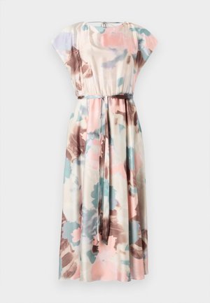 Robe maxi avec de courtes manches à capuchon, motifs floraux en rose, bleu et marron sur un tissu crème, dotée d'une taille élastique et d'une ceinture assortie.