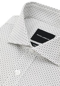 Biała koszula slim fit z powtarzającym się czarnym wzorem krzyży, z kołnierzykiem wykładanym i jednym guzikiem z przodu. Widoczna metka marki.