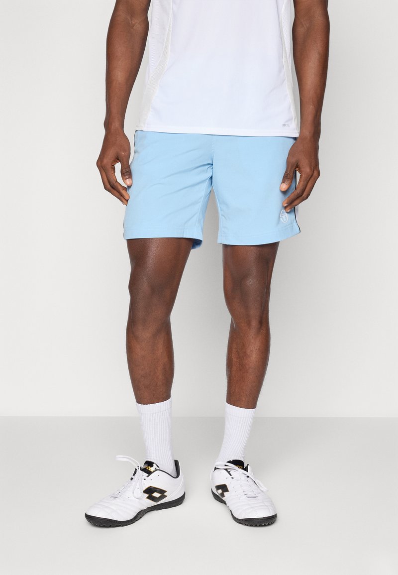 Pantalones cortos deportivos de color azul claro, hechos de un tejido ligero, con cintura elástica, bolsillos laterales y un detalle de logo en la pierna.