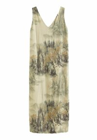 Ärml dress med V-ringning, med ett naturinspirerat mönster i dämpade gröna, bruna och mjuka gula färger på en ljus bakgrund.