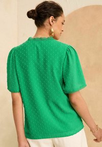 Love & Roses DOBBY FLUTTER SLEEVE REGULAR FIT - Blúzka - green