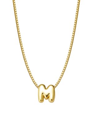 Goldene Halskette mit einem klobigen, glänzenden Anhänger in Form des Buchstabens "M" an einer flachen Panzerkette, die eine elegante und polierte Oberfläche zeigt.