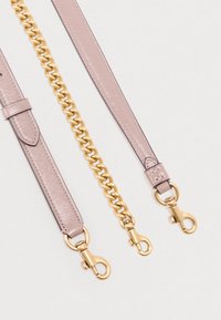 Λουρί από δέρμα και αλυσίδα σε απαλό λιλά με μεταλλικά στοιχεία σε χρυσή απόχρωση. Διαθέτει μία τμήμα από δερματίνη με υφή και μία ομαλή αλυσίδα.