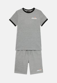 Grijze katoenen set van T-shirt met korte mouwen en shorts, met een zwarte ribbelboord aan de halslijn en een bijpassende drawstring tailleband, voorzien van een logo accent.