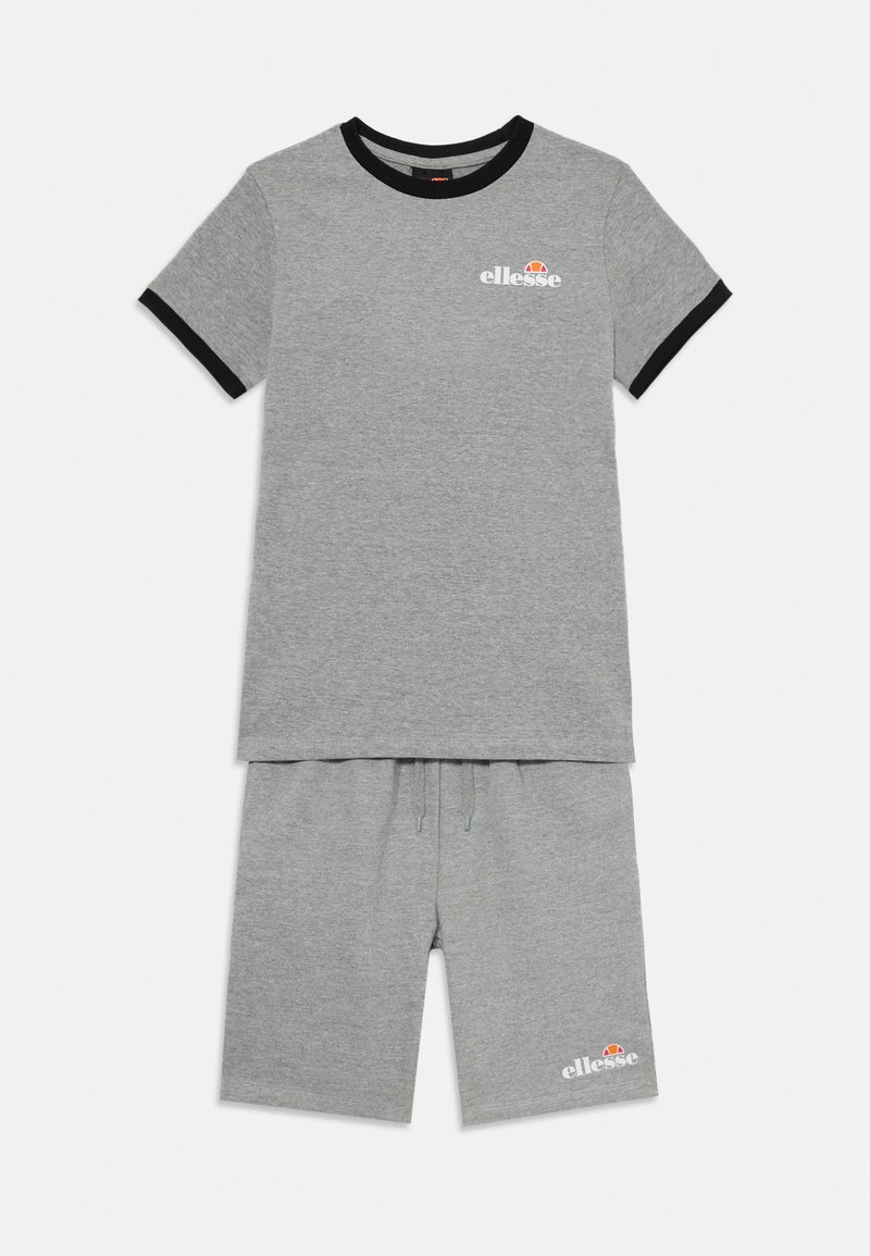 Ensemble comprenant un T-shirt à manches courtes en coton gris et un short, avec un col en ribbed noir et une ceinture à cordon assortie, agrémenté d'un logo.