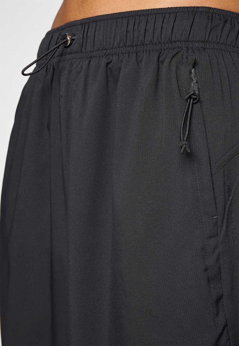 Schwarze sportliche Shorts aus leichtem, strukturiertem Stoff. Mit elastischem Bund und Kordelzug, Seitentaschen und Markenlogo.