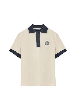 Poloshirt in roomkleur met marineblauwe kraag en mouwen. Bevat een knoopsluiting met drie knopen en een geborduurd logo op de linkerborst. Gladde stofstructuur.