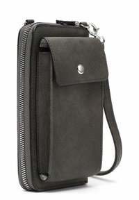 Portefeuille en faux cuir gris avec fermeture éclair, doté d'une poche à rabat à l'avant, de détails en métal argenté et d'une sangle de poignet amovible. Finition texturée.