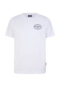 Weißes T-Shirt mit kurzen Ärmeln aus Baumwolle, mit einem marineblauen runden Logo auf der Brust mit Text und einem kleinen roten Etikett an der Seite.