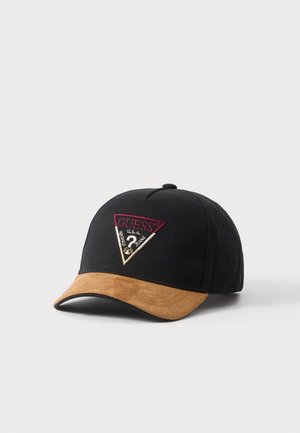 Zwarte baseballpet met een bruine suède klep en een rood-witte Guess-logo patch aan de voorzijde in het midden.