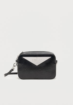 Czarna prostokątna torebka na nadgarstek z srebrną, trójkątną metalową płytką z grawerem "REPLAY" z przodu oraz przymocowanym paskiem na nadgarstek.