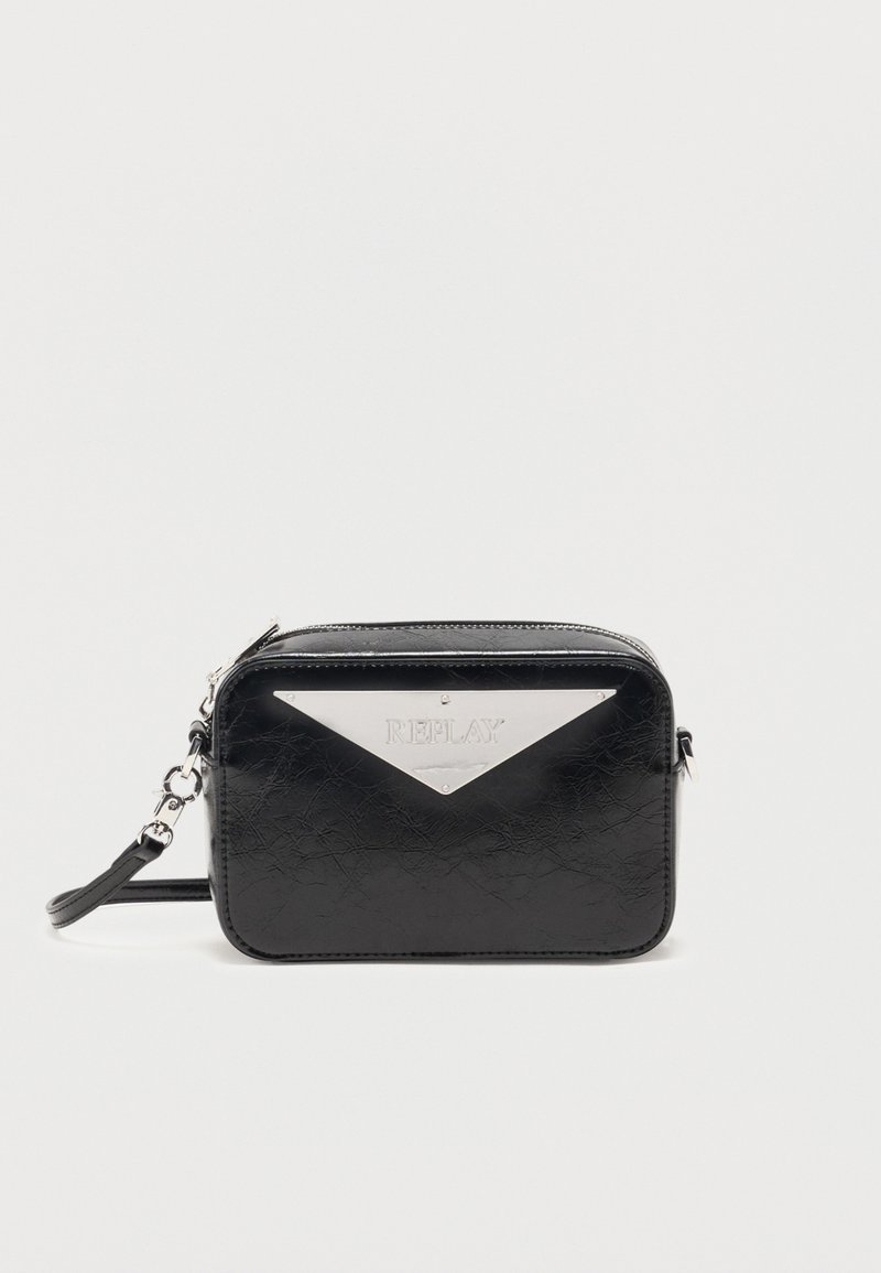 Μαύρο ορθογώνιο τσαντάκι χειρός με ασημί μεταλλική τριγωνική πλάκα χαραγμένη με τη λέξη "REPLAY" μπροστά και στερεωμένο λουράκι χειρός.