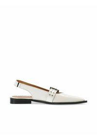Balti slingback batai su smailiu pirštu, blizgiu paviršiumi ir dekoratyvine sagtimi. Su žemu blokiniu kulnu ir tekstūruota juosta.