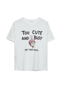 T-shirt in cotone bianco con una grafica di un coniglio con un bandana rosa e il testo "Troppo carino e impegnato per il tuo dramma" in bold nero.