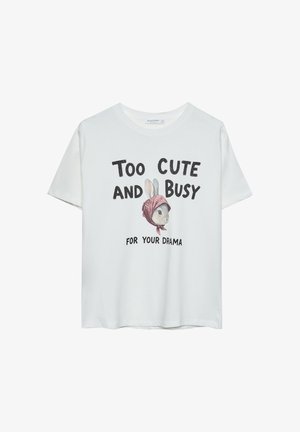 Hvid bomulds t-shirt med et grafisk motiv af en kanin med et lyserødt bandana og teksten "For sød og optaget til dit drama" i fed sorte bogstaver.