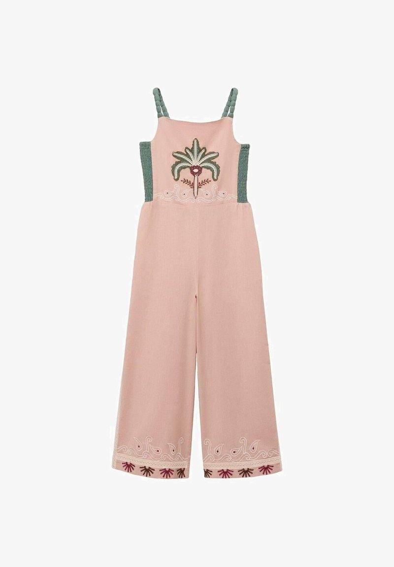 Une combinaison en lin rose avec des bretelles tressées vertes, ornée de broderies florales sur le corsage et de coutures décoratives le long de l'ourlet.