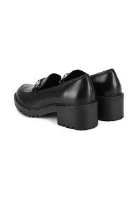 Czarne skórzane buty na grubej podeszwie z gładką teksturą, okrągłym noskiem i ozdobnymi metalowymi akcentami na cholewce.
