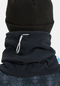 Czarna dziana czapka beanie oraz ciemny polarowy kominiarka z białym sznurkiem. Kominiarka ma gładką fakturę i subtelny geometryczny wzór.