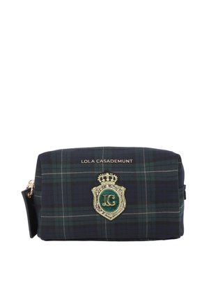 Bolsa de cosméticos de cuadros verde oscuro y azul marino con escudo dorado "LC" y texto "Lola Casademunt" en la parte delantera, con cremallera y pestaña lateral para tirar.