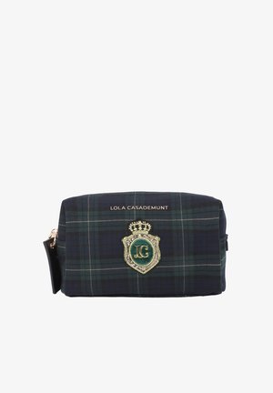 Bolsa de cosméticos de cuadros verde oscuro y azul marino con escudo dorado "LC" y texto "Lola Casademunt" en la parte delantera, con cremallera y pestaña lateral para tirar.