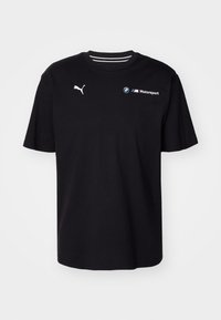 Mustan lyhythihaisen puuvillapaitaan, jossa on pyöreä kaula-aukko, ja vasemmalla puolella on valkoinen Puma -logo sekä BMW Motorsport -merkkaukset.