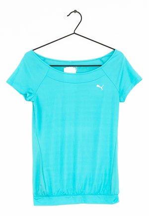 Türkisfarbenes Puma-Sportshirt mit kurzen Ärmeln und weitem Ausschnitt auf einem schwarzen Bügel vor weißem Hintergrund.