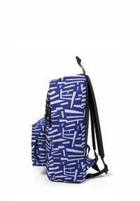 Zaino in tessuto blu con un motivo geometrico bianco. Include spallacci neri regolabili, una tasca frontale e una maniglia superiore.