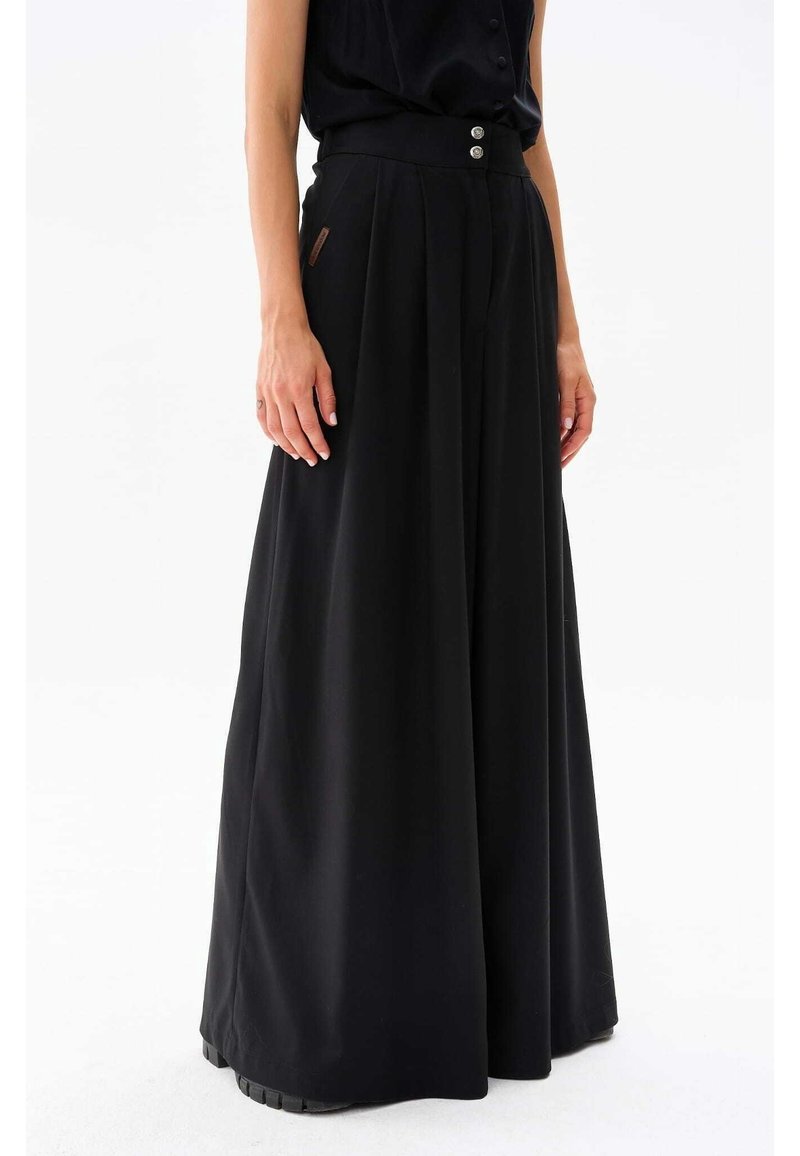 Pantaloni neri a gamba larga con pieghe, realizzati in un tessuto elegante. Presentano una vita alta con due bottoni e un accento in pelle.