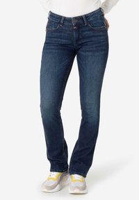 Donkerblauwe denim jeans met een slanke pasvorm, klassieke vijf-pocketstijl, en contrasterende oranje stiksels langs de naden.