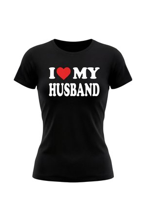 Zwart nauwsluitend T-shirt met witte tekst "I [rood hart] MY HUSBAND" op de borst.