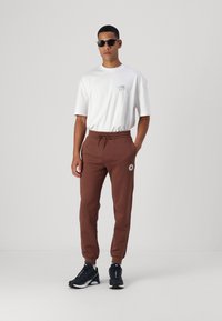 Converse PANTS UNISEX - Tepláky - bear nap