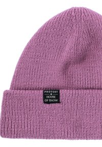 Fialová pletená čepice s přehnutým lemem, která má černou nášivku s bílým textem "PROTEST HOUSE OF SNOW." Texturovaná, měkká tkanina.