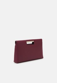 Pochette bordeaux en matière synthétique lisse, de forme rectangulaire, avec un accent en métal doré sur le dessus.