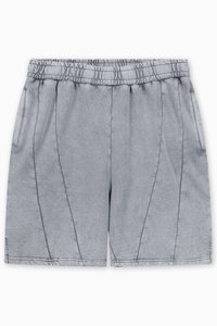 Grå treningsshorts med elastisk midje, som har sidelommer og teksturerte sømmer, designet for komfort og bevegelsesfrihet.