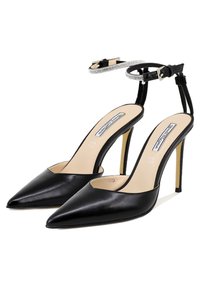 Scarpe nere in pelle con tacco alto, punte affusolate, cinturino alla caviglia e dettagli in strass. Presentano solette beige e tacchi dorati sottili.