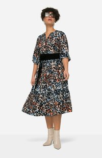 Robe à imprimé léopard dans des nuances de bleu, d'orange et de noir, avec une ceinture noire cintrée. Dotée de manches amples et d'une jupe fluide arrivant au genou.