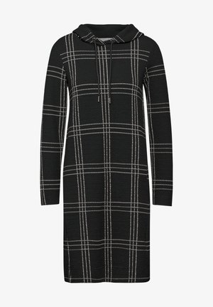 Czarna sukienka z kapturem i długimi rękawami, wykonana z teksturowanej tkaniny, z białą kratą i kropkowanymi akcentami. Sznurek przy dekolcie.