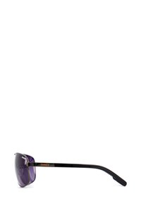 Occhiali da sole neri con lenti viola, design elegante, dettagli in metallo e logo sul braccio laterale. Montatura leggera.
