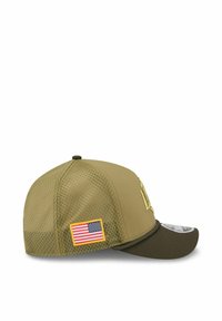 Khaki-Kappe mit Netzrücken, gebogenem Schirm und gesticktem Patch mit der amerikanischen Flagge. Strukturmaterial, verstellbare Passform.