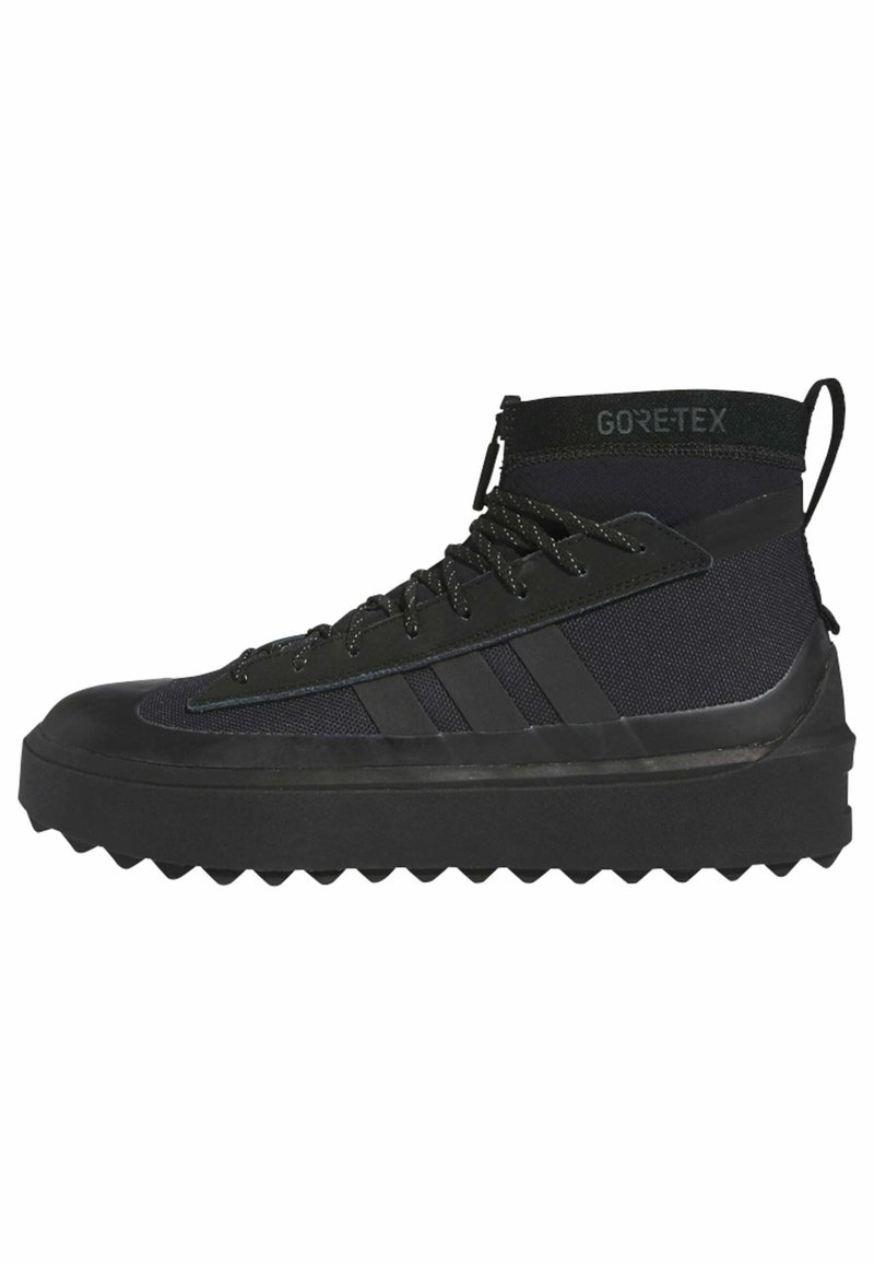 Svart hög sko med Gore-Tex-tyg, snörning framtill, strukturerad sula och dragflik vid hälen, designad för utomhusbruk.