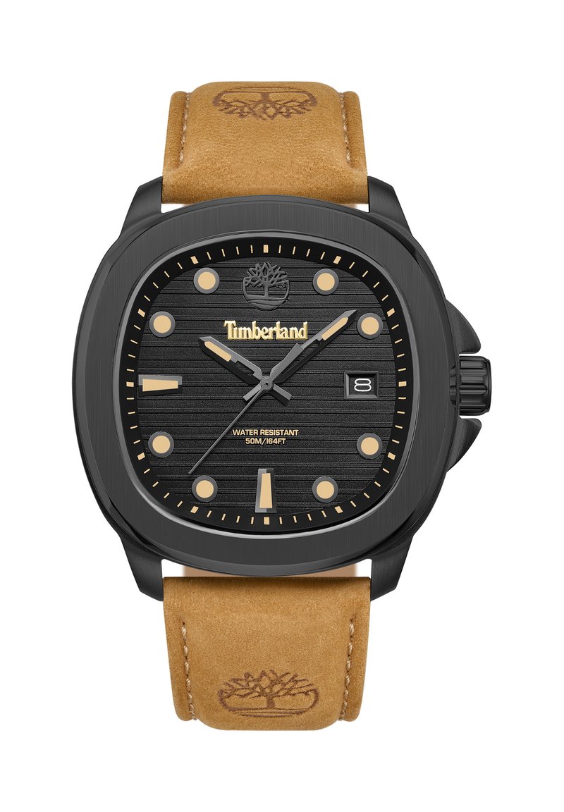 Orologio Timberland con quadrante nero testurizzato e dettagli dorati, cassa rotonda e cinturino in pelle color cammello. Resistente all'acqua fino a 50 metri.