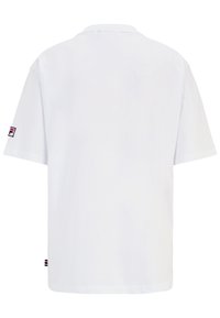 Vit bomulls t-shirt med korta ärmar, rund halsringning och logotyp på vänster ärm med röda och blå accenter.